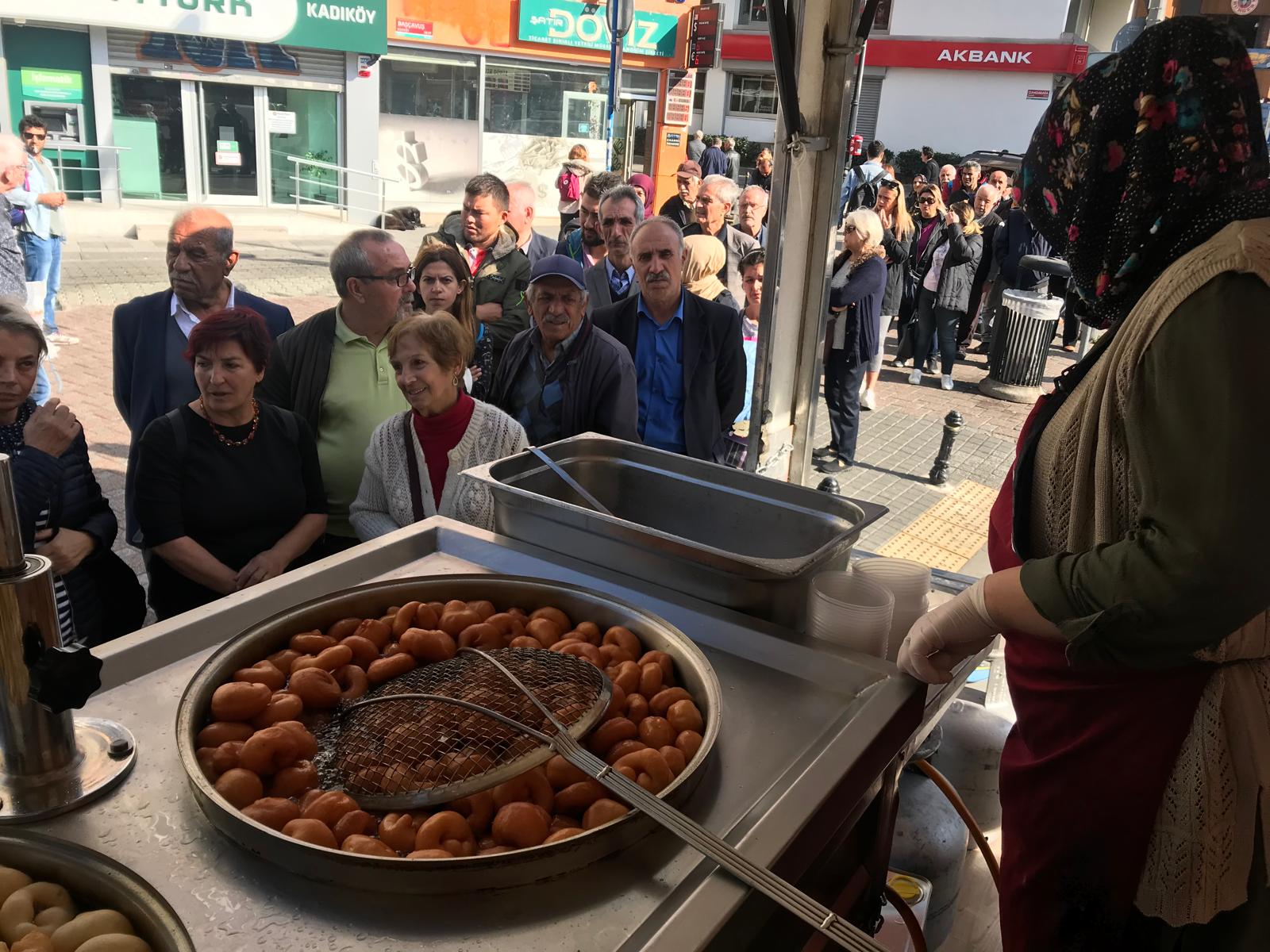 Mevlüt programında taze lokma dağıtımı